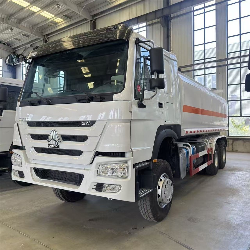 HOWO 371 Horsepower 6 * 4 Oil Tank