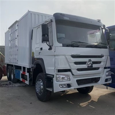 SINOTRUK HOWO 371HP 6 × 4 box truck
